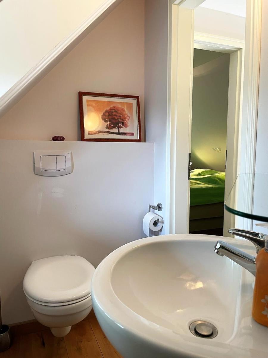 Das Puppenhaus, Reetdach, Sauna, Kamin, eingezäunt, Badewanne, Haustiere willkommen