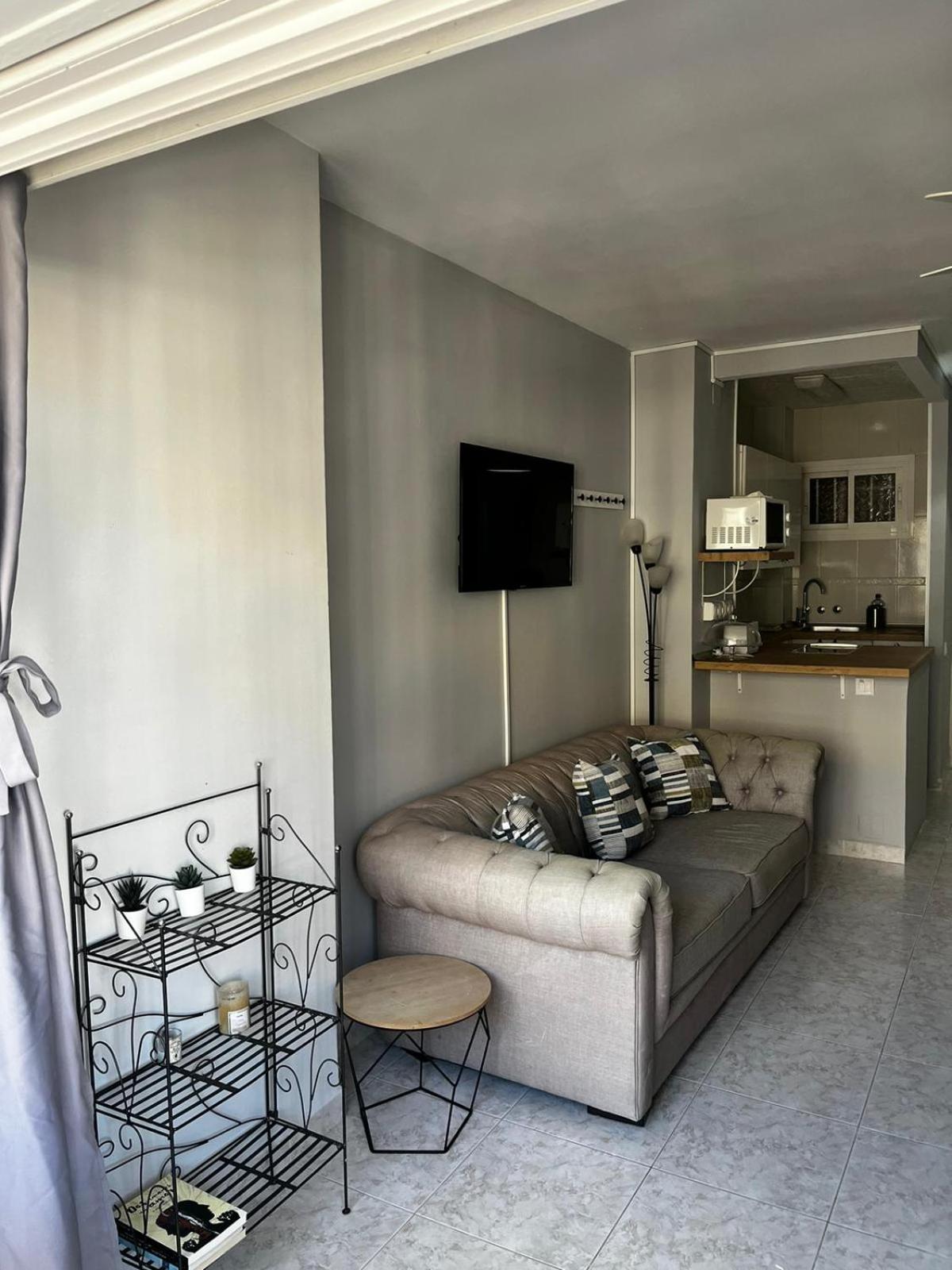 Encantador Estudio con Piscina