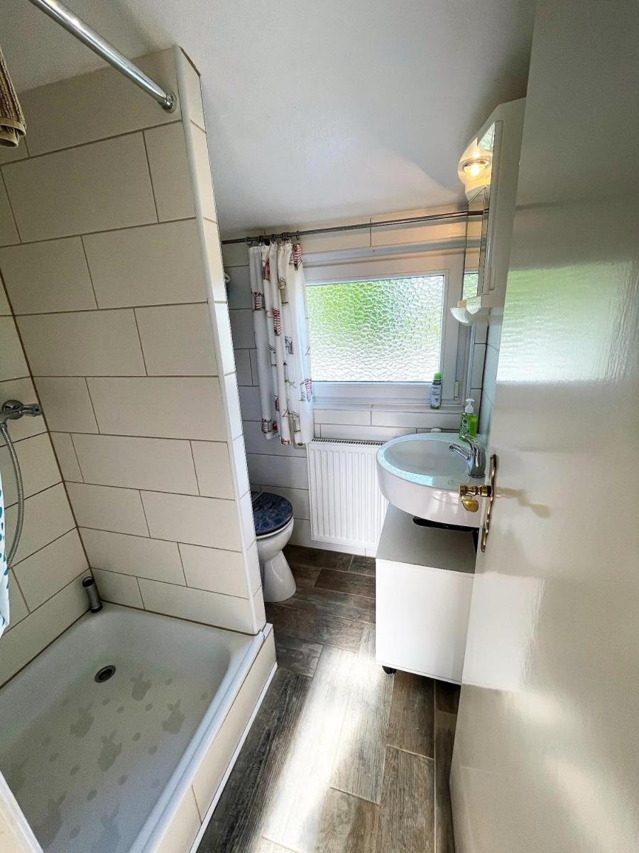 Hundeurlaub bei Karin, Holzhaus, eingezäunter Garten, E-Ladestation, WLAN, ebenerdig