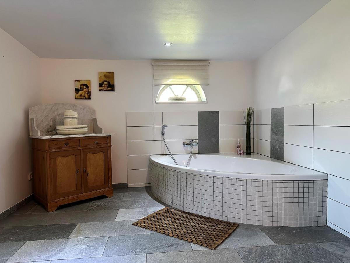 Jeppe Hus, Reetdachhaus, Hunde willkommen, Eckbadewanne, Kamin, WLAN
