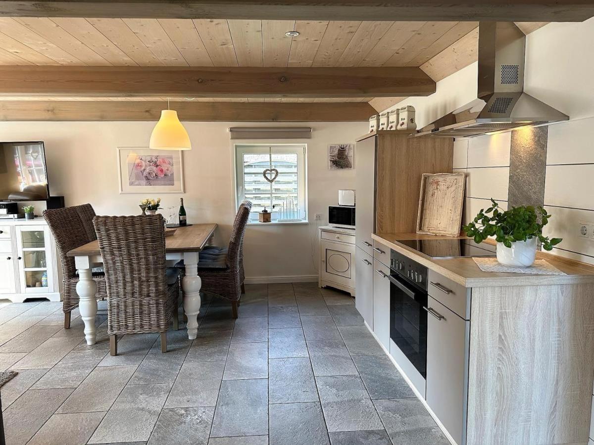 Jeppe Hus, Reetdachhaus, Hunde willkommen, Eckbadewanne, Kamin, WLAN