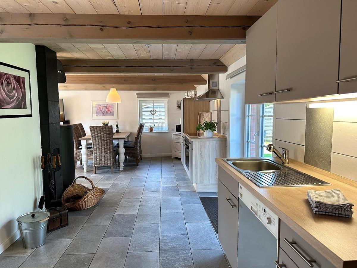 Jeppe Hus, Reetdachhaus, Hunde willkommen, Eckbadewanne, Kamin, WLAN