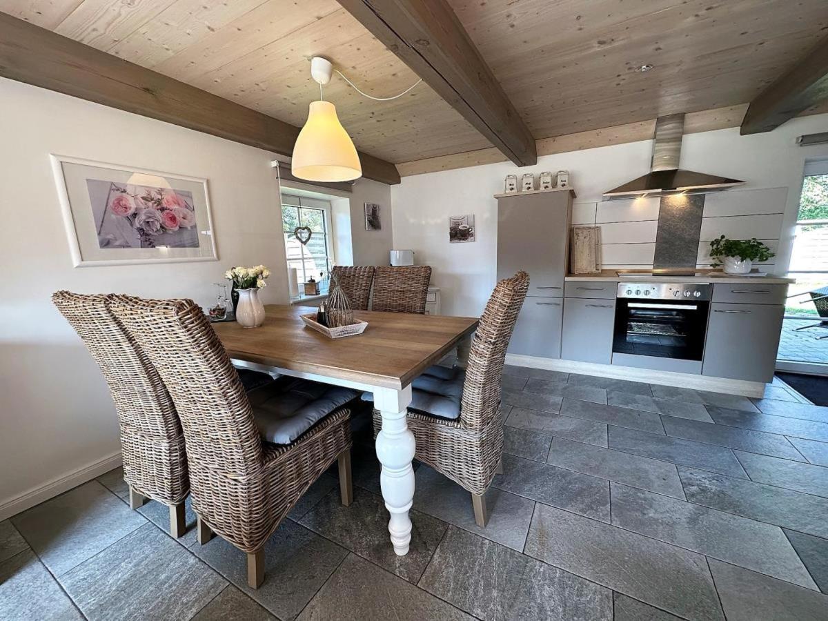 Jeppe Hus, Reetdachhaus, Hunde willkommen, Eckbadewanne, Kamin, WLAN