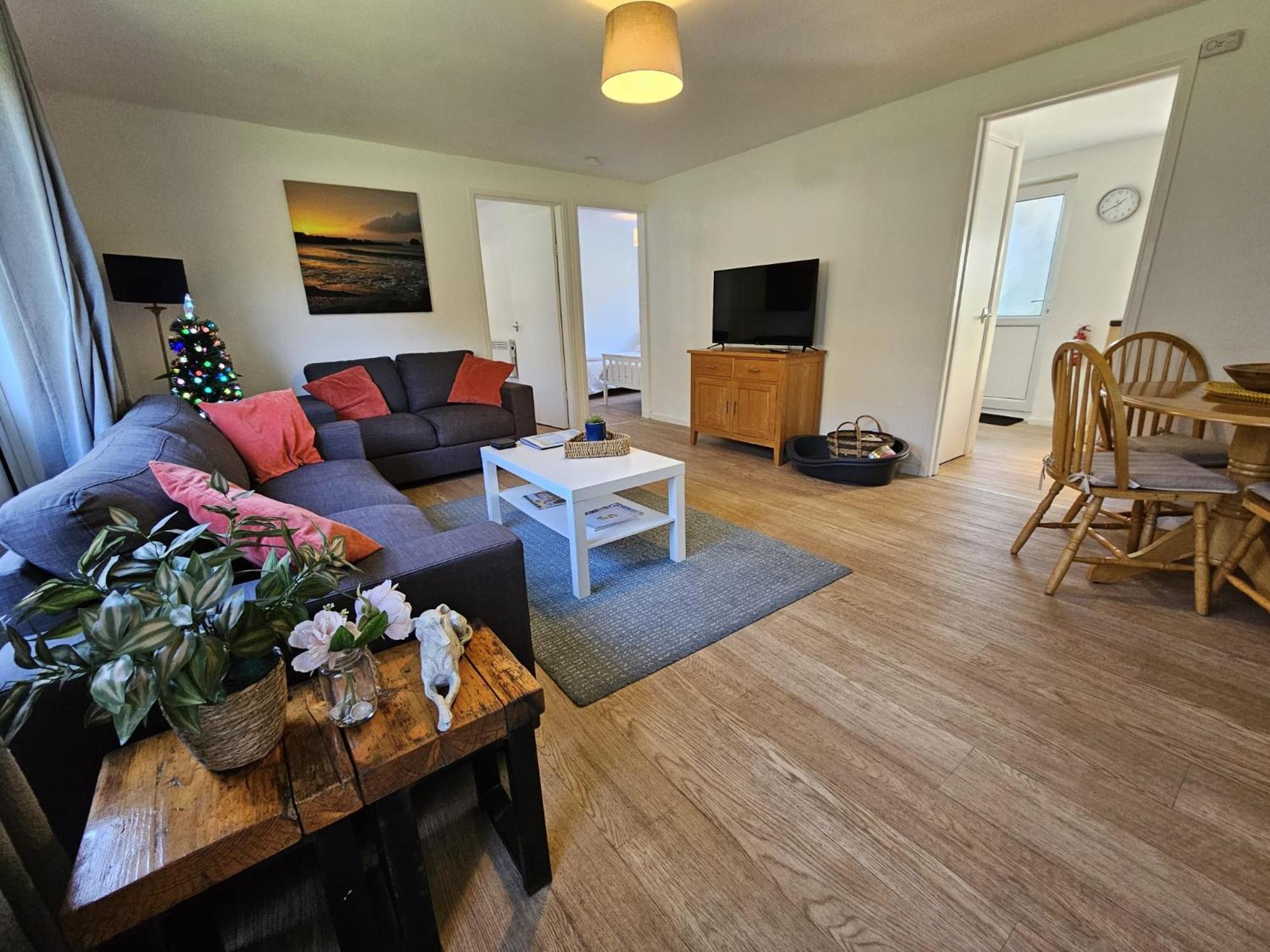 Pet Friendly 2 Bed Coastal Property - Millendreath, Looe view 3