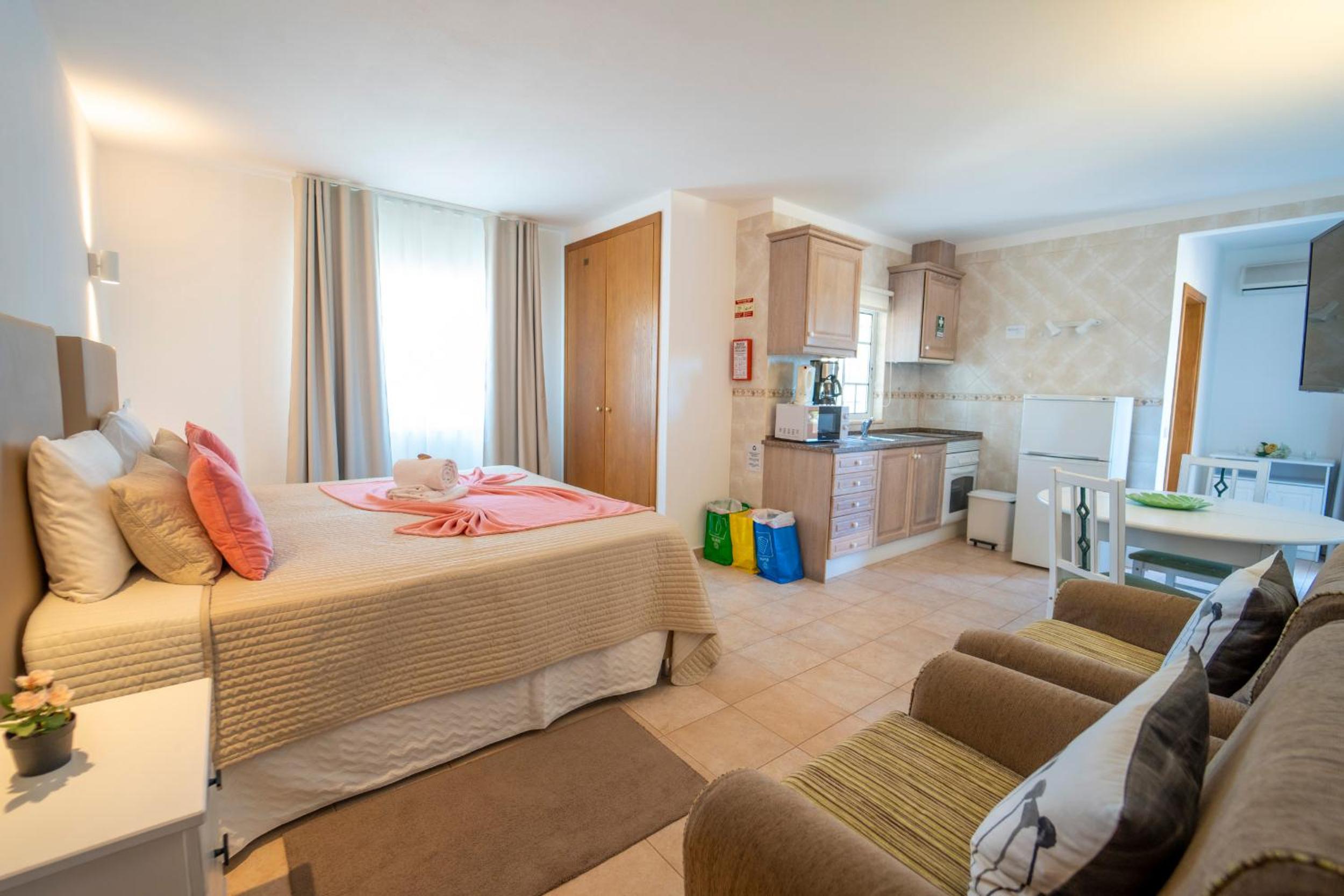 Apartamentos Monte dos Avós, Albufeira by AlgarveBlossom
