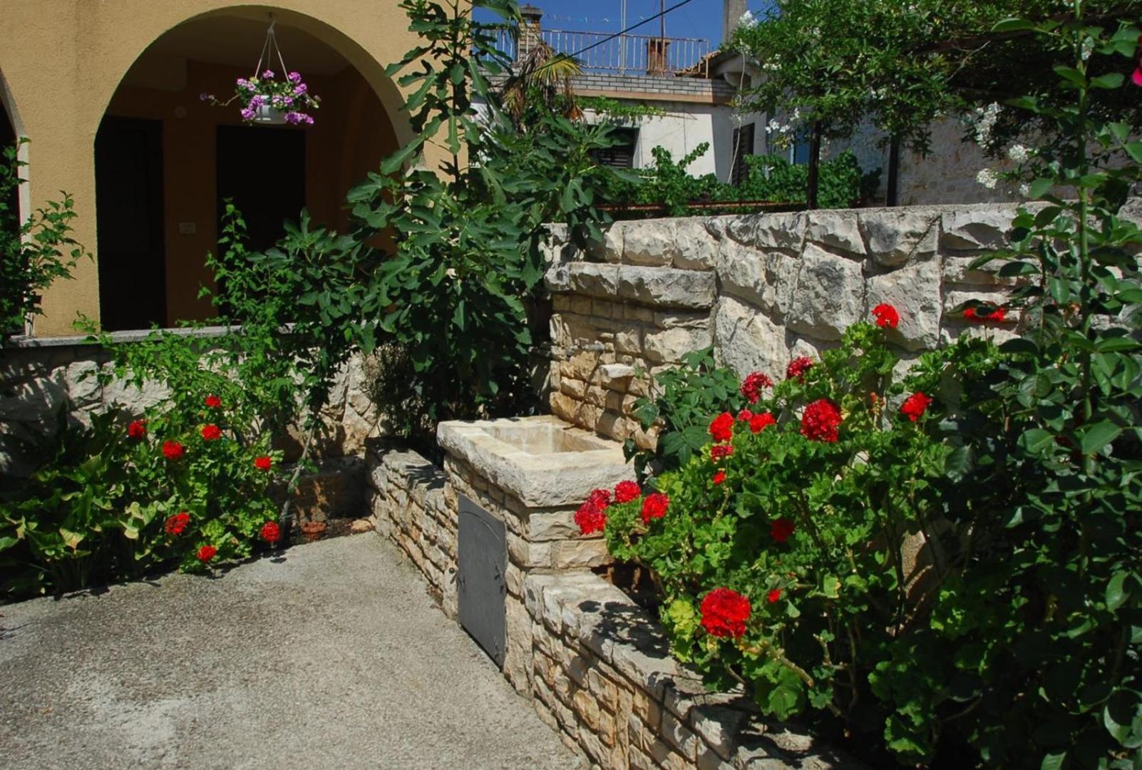 Apartment LIVIA with 2 cozy terraces near Pula view 3