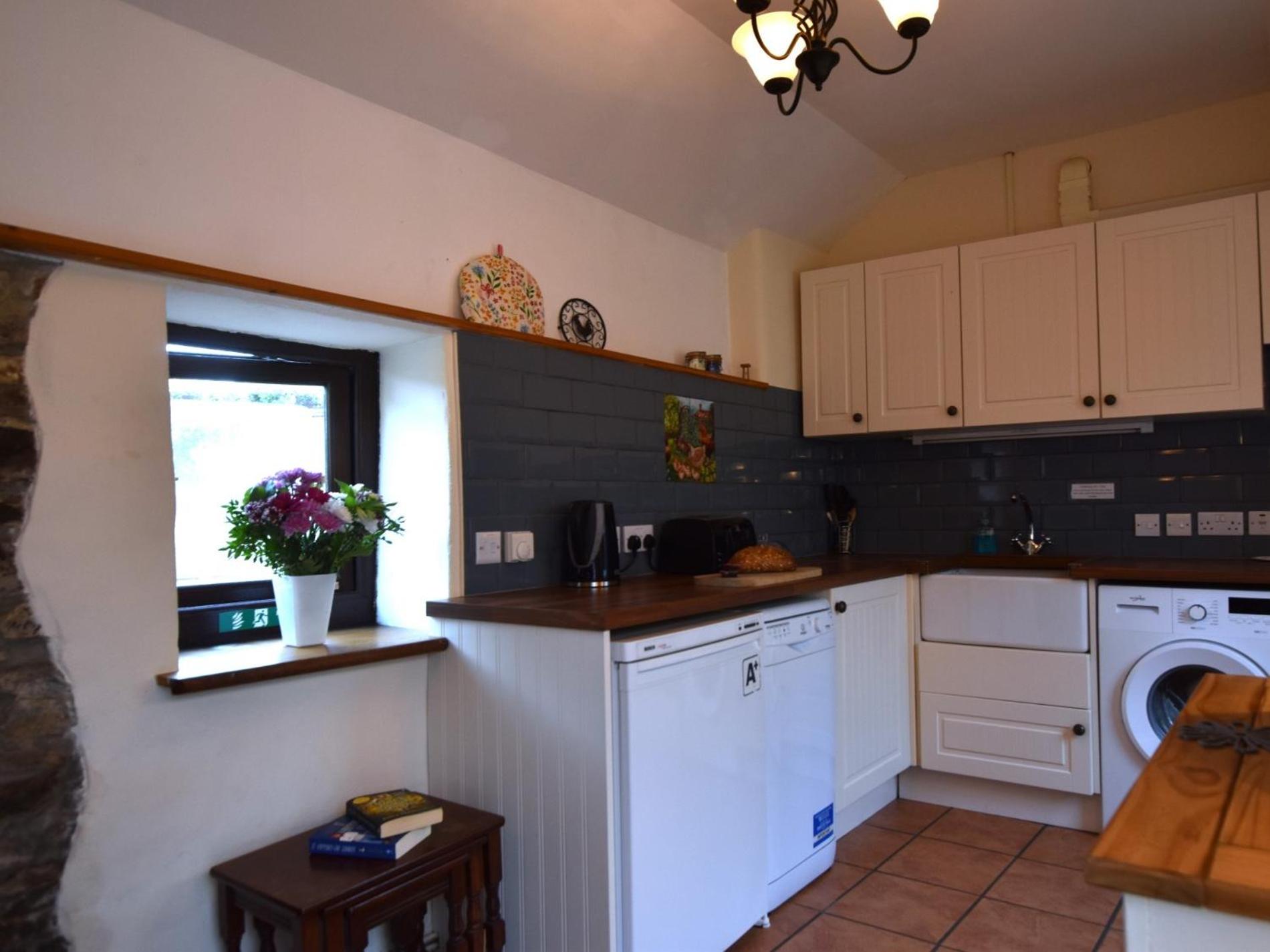 1 Bed in Holsworthy oc-wscot view 5