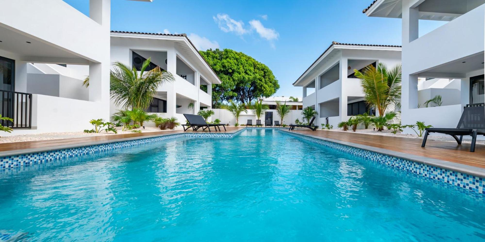 Tropical Penthouse - Pool side apartment