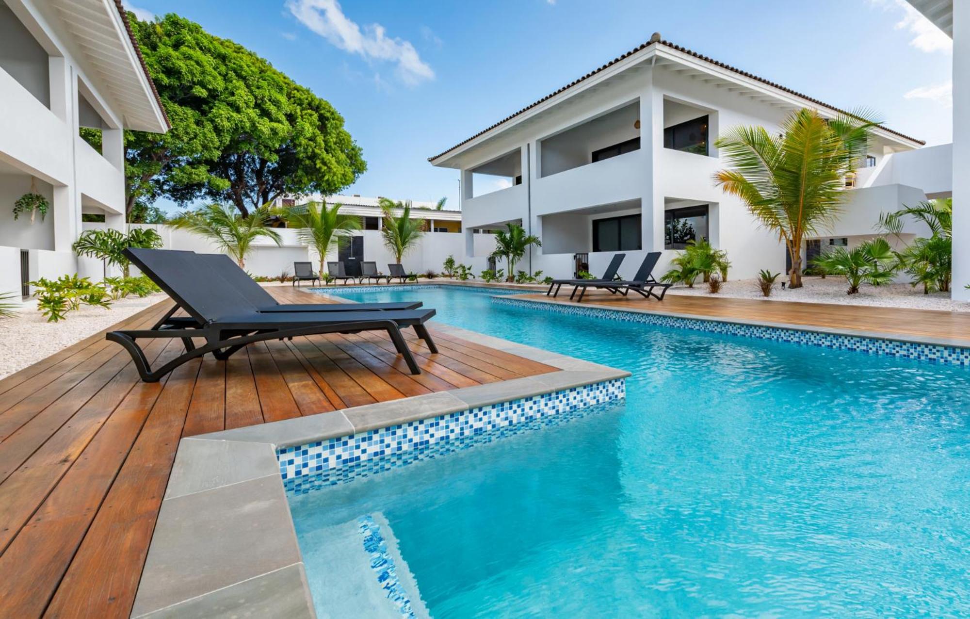 Tropical Penthouse - Pool side apartment