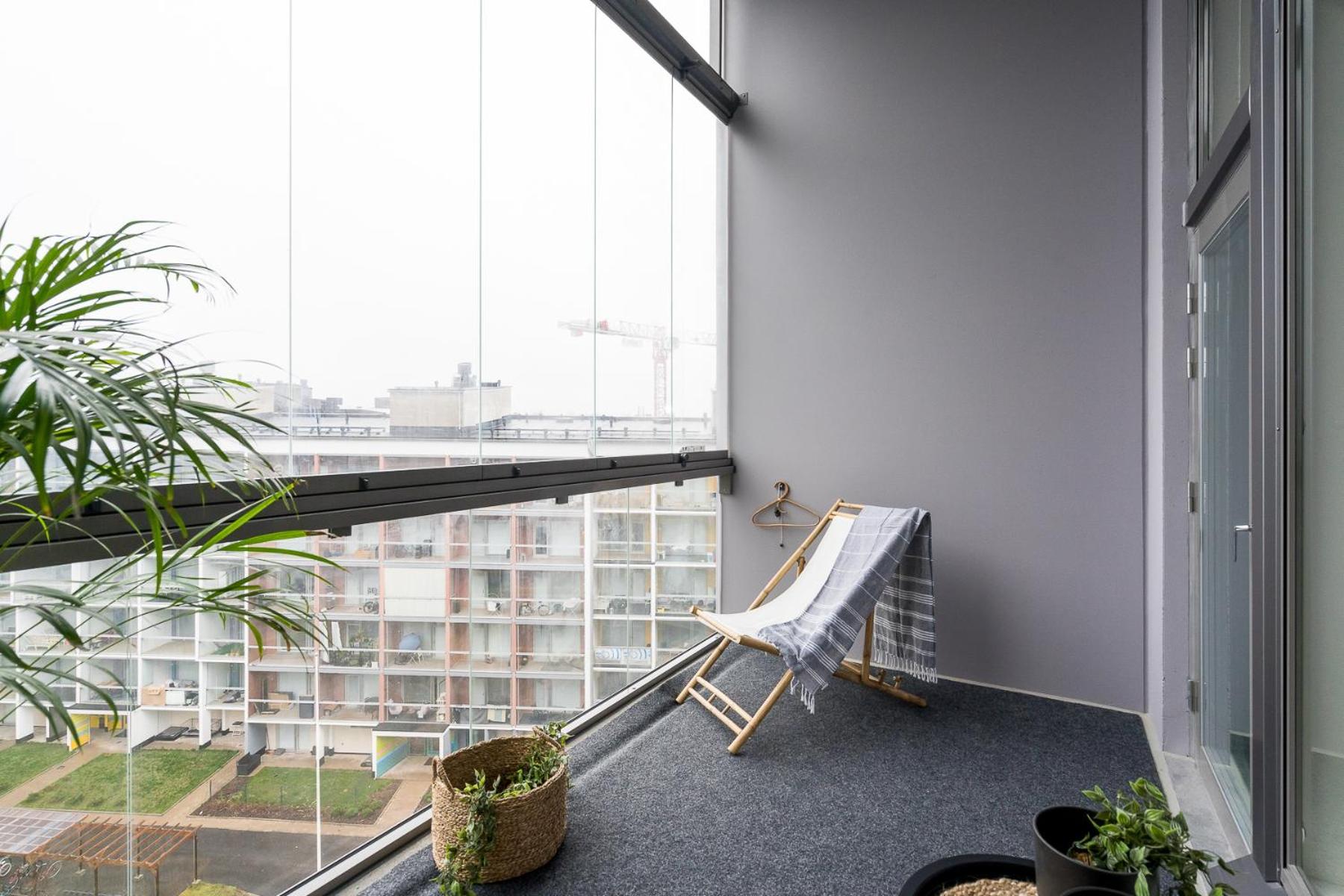 LUXUS -loft apartment 7 min train to Airport view 3