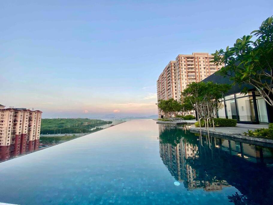 Urban Suites #High floor view #Infinity Pool #Georgetown #4pax #2BR 2bath #2 Queen #Quality well maintained #Private host photo 6