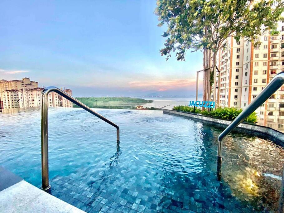 Urban Suites #High floor view #Infinity Pool #Georgetown #4pax #2BR 2bath #2 Queen #Quality well maintained #Private host photo 3
