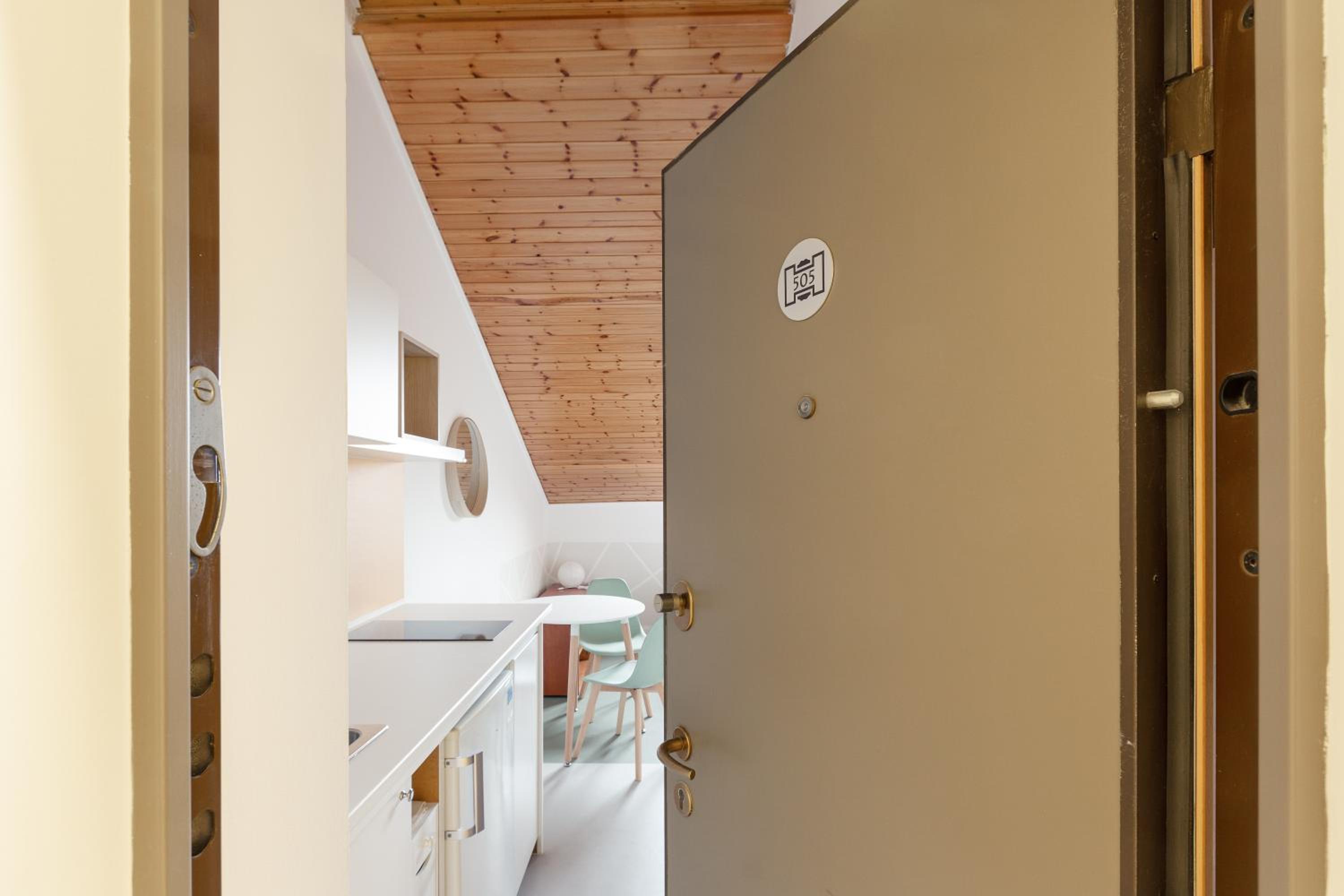 GuestHost - Milano Magenta Long Let Apts