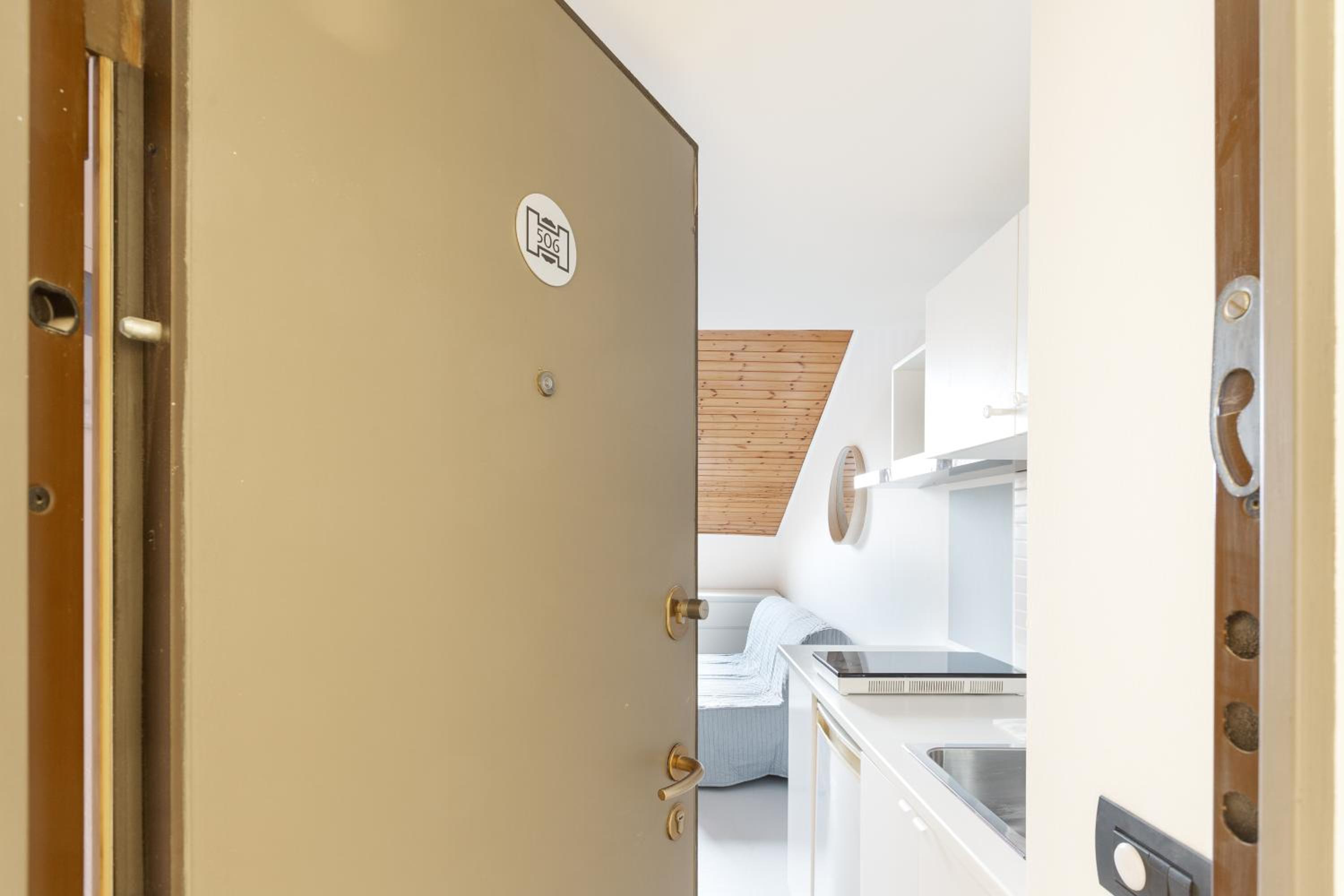 GuestHost - Milano Magenta Long Let Apts