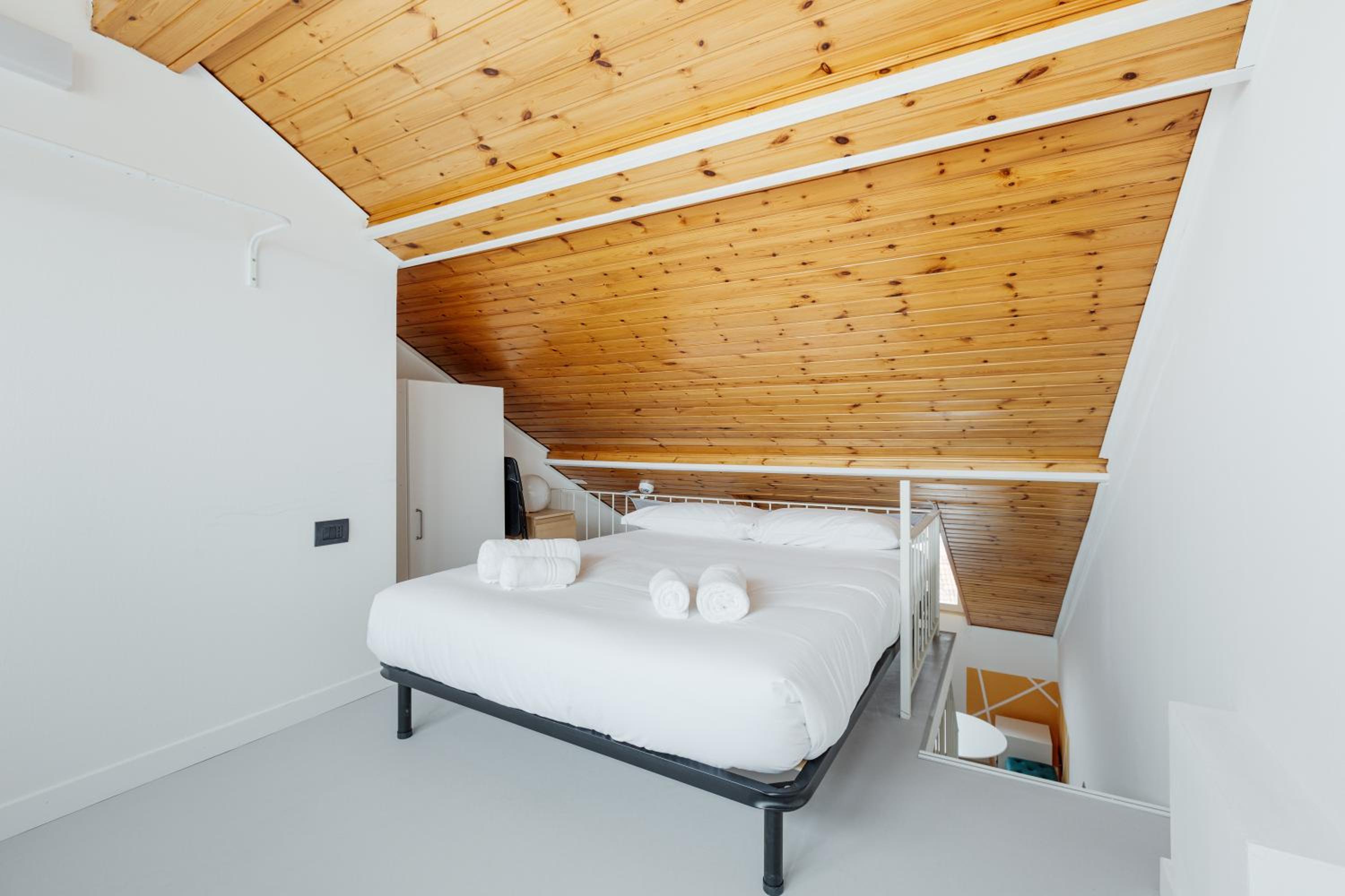 GuestHost - Milano Magenta Long Let Apts