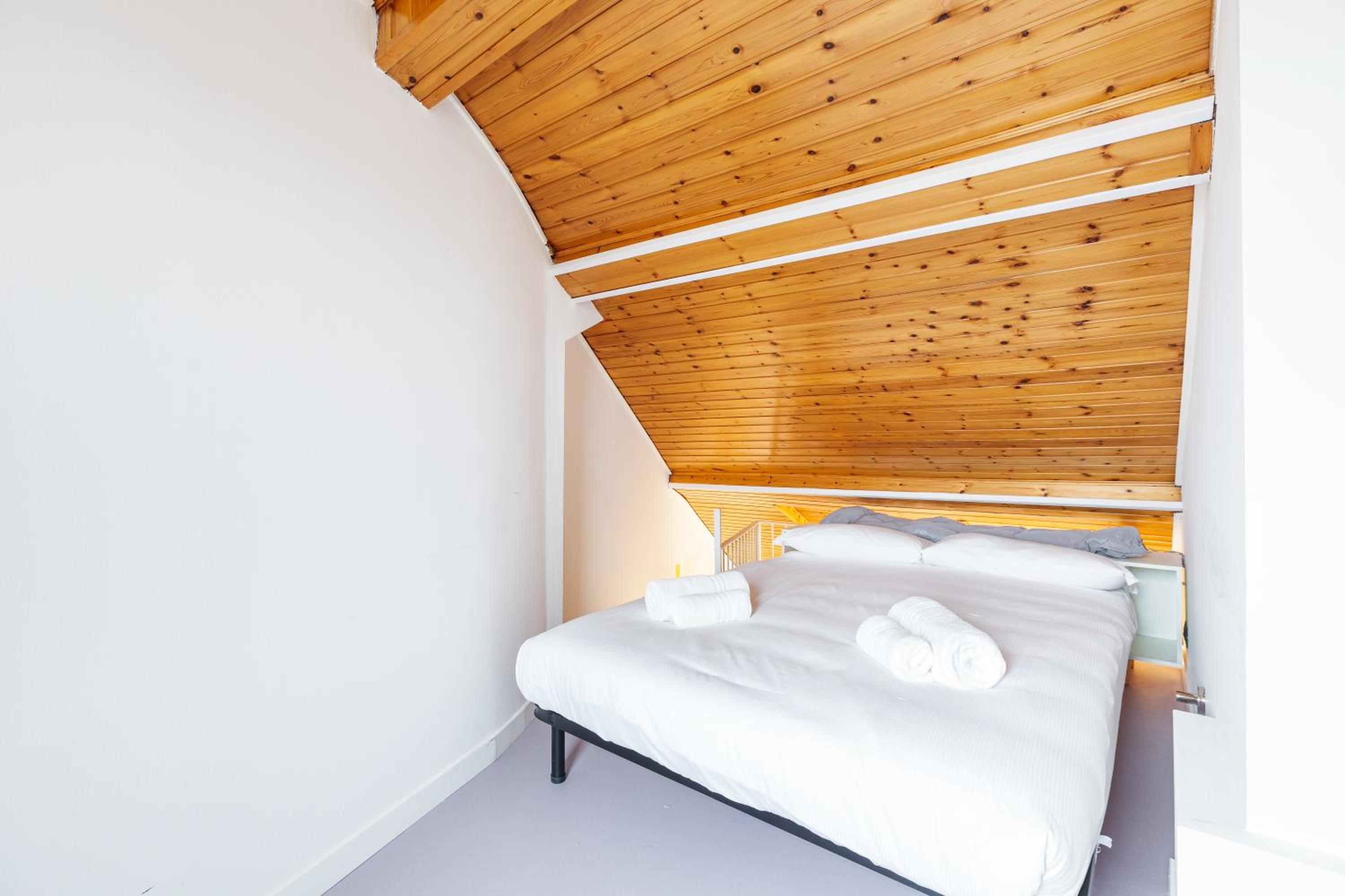GuestHost - Milano Magenta Long Let Apts