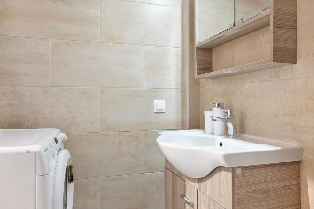 lux central Athens apartment