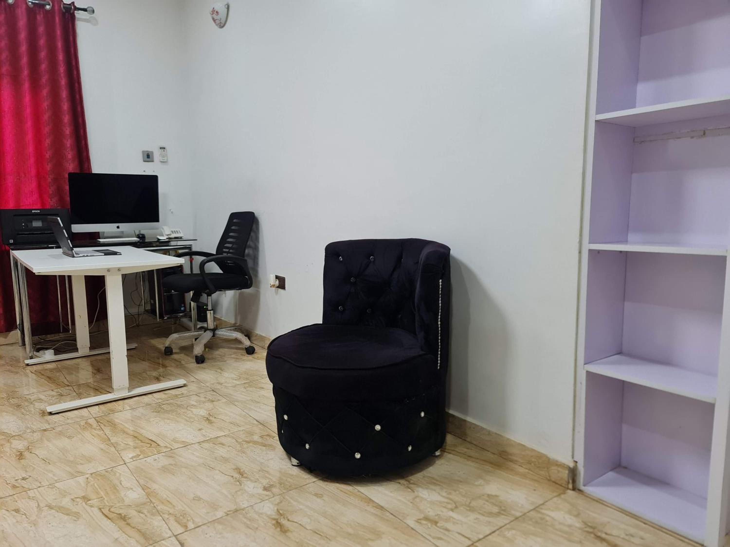 Smart 3 bed apartment with fast Wi-Fi & 24hr light view 2