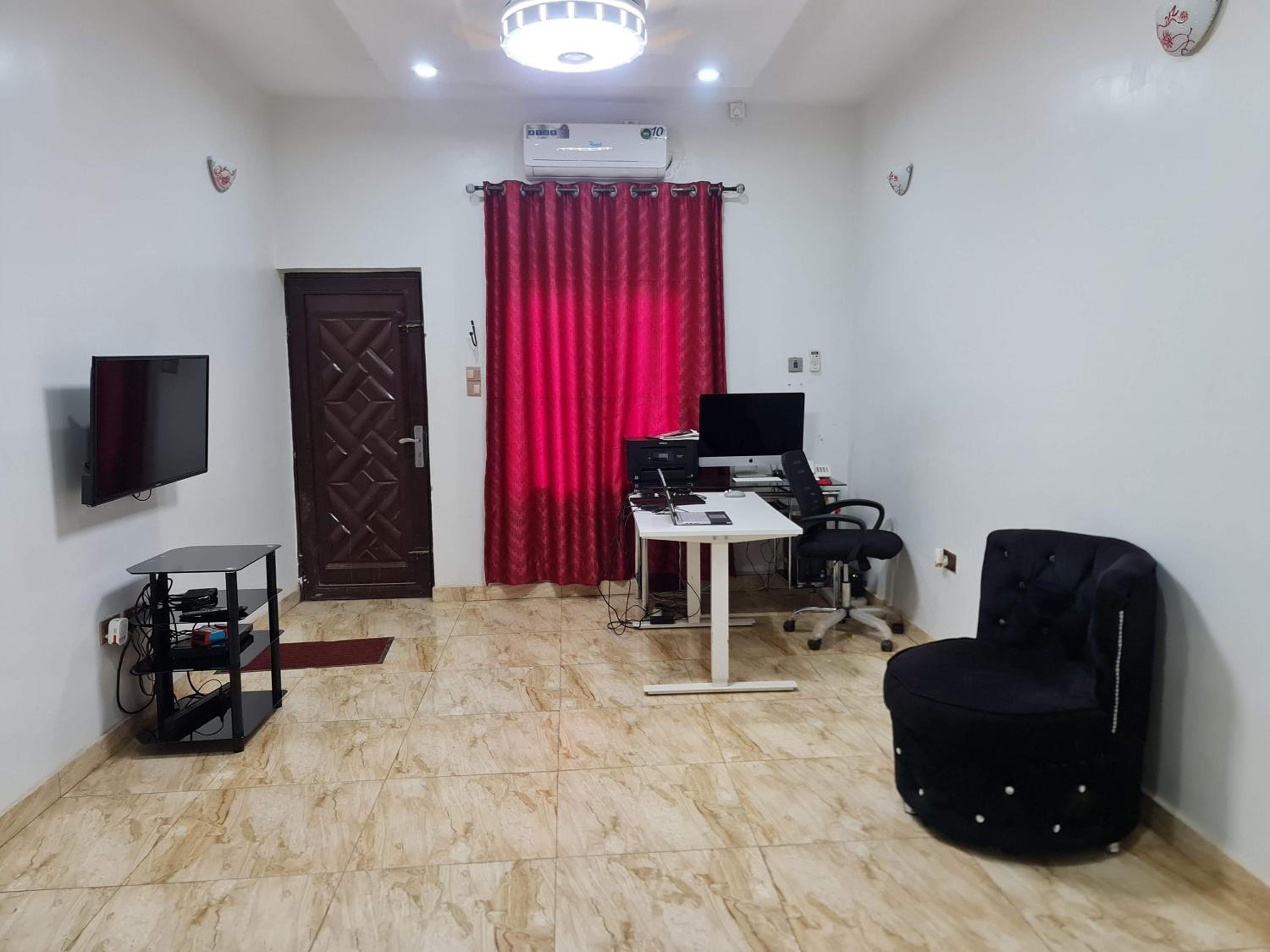 Smart 3 bed apartment with fast Wi-Fi & 24hr light view 4