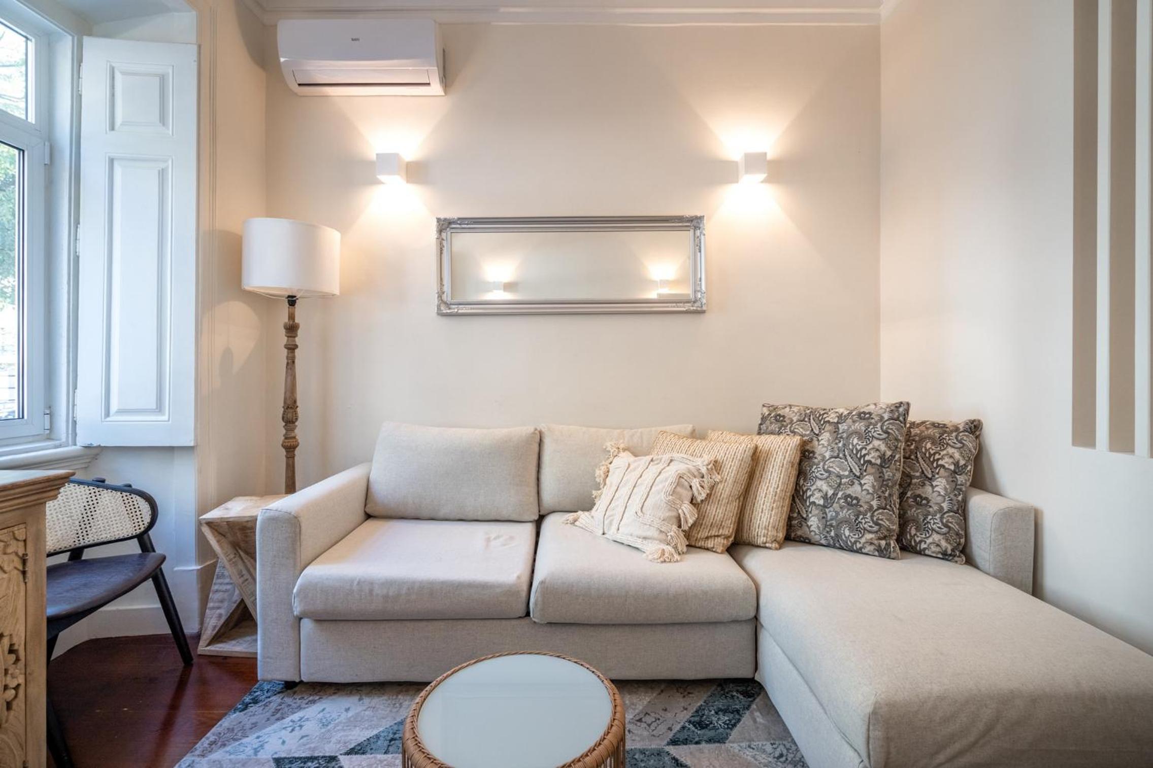 Akicity Saldanha White view 3