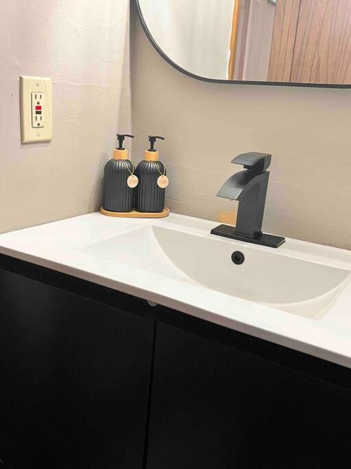 Peoria Vacations - Beautiful 2BR Apartment. Black-out Curtains - Property Image 5