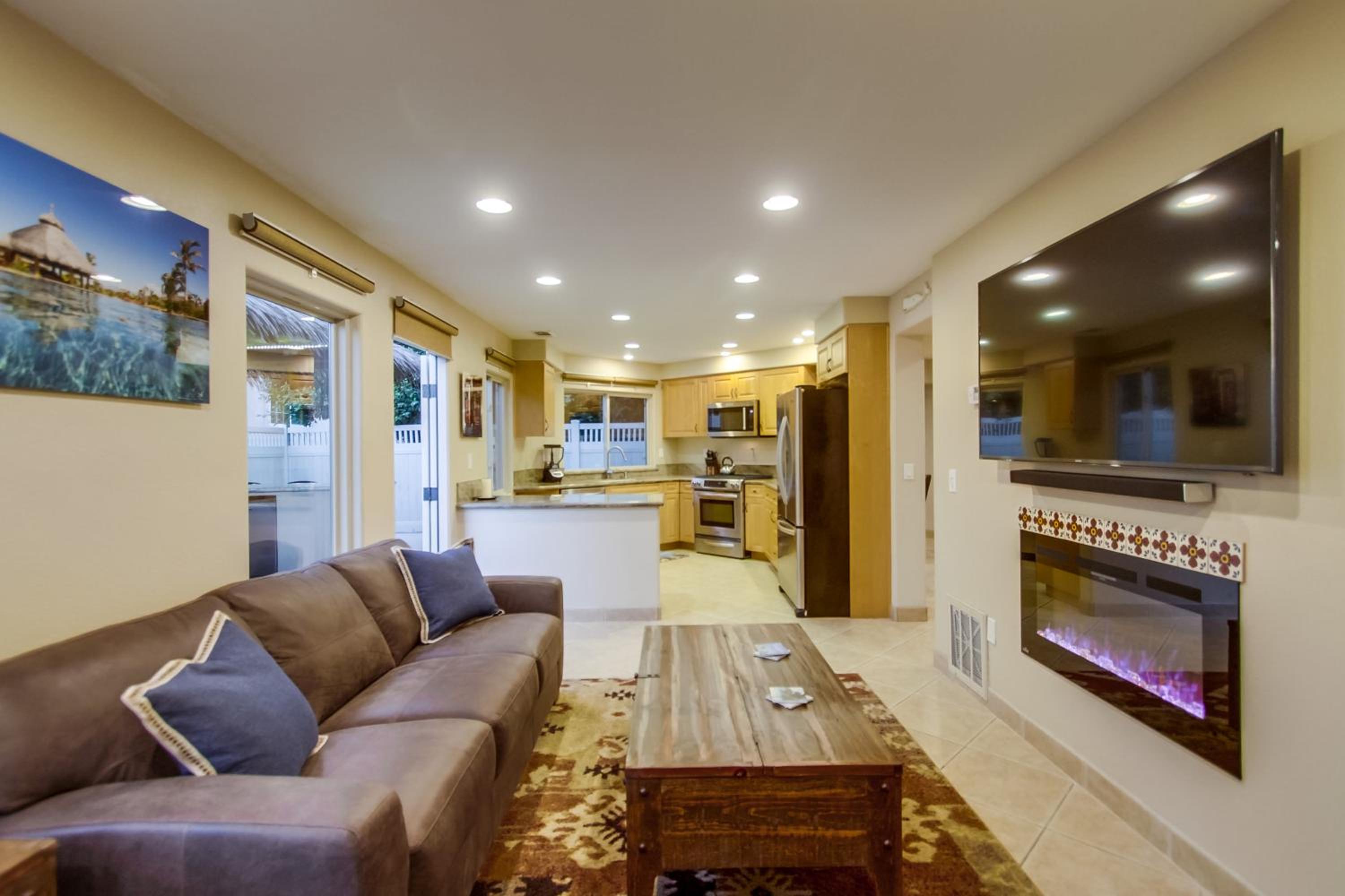 Bay View Dream Home - IndoorOutdoor Living, Rooftop & Steps to Bay view 3