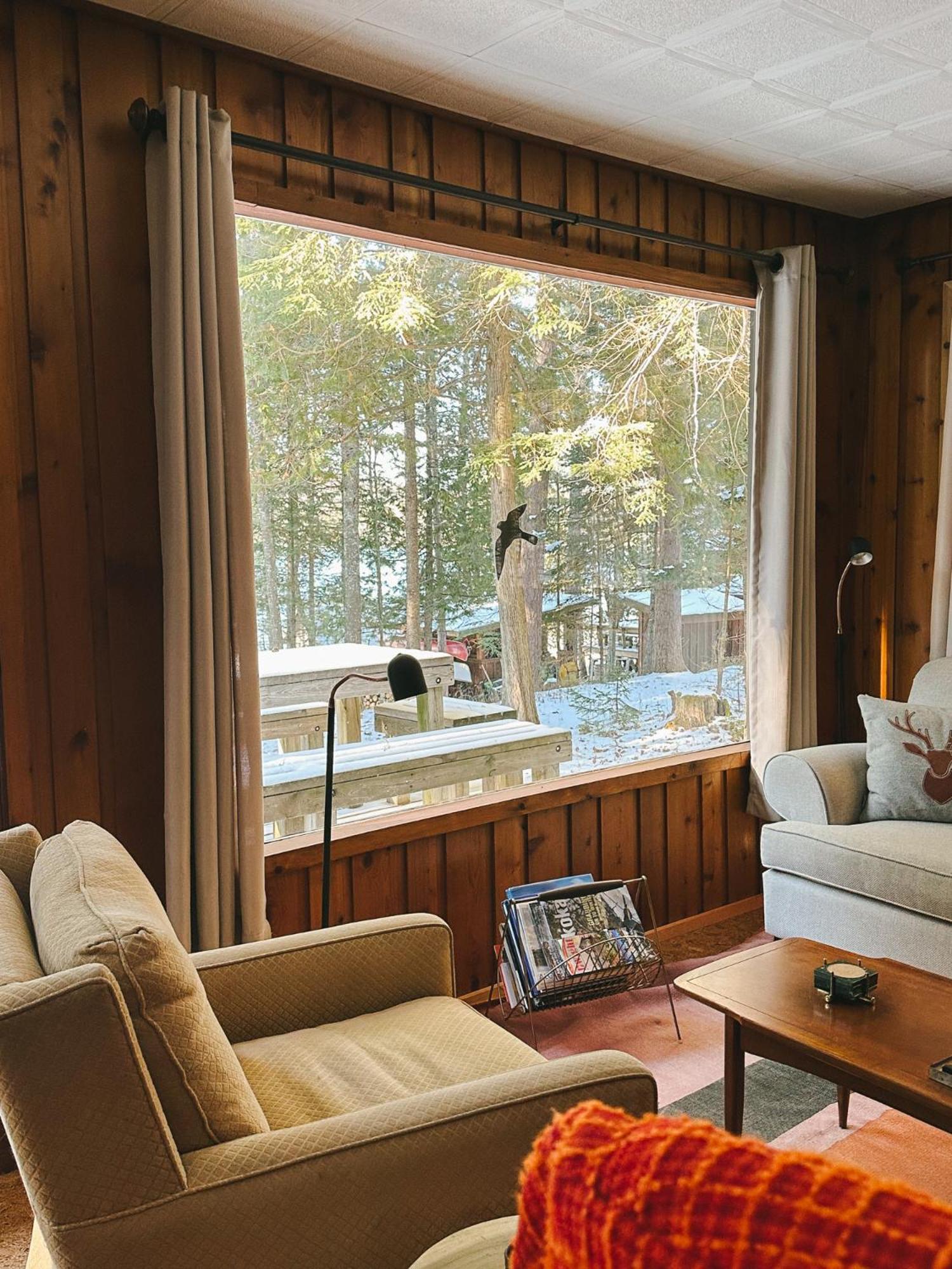 Peaceful lakeside cottage great for a staycation.