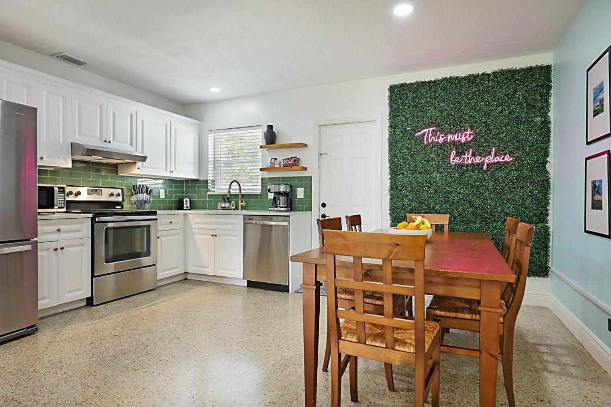 Tropical Escape near Beach! Tons of parking! view 5