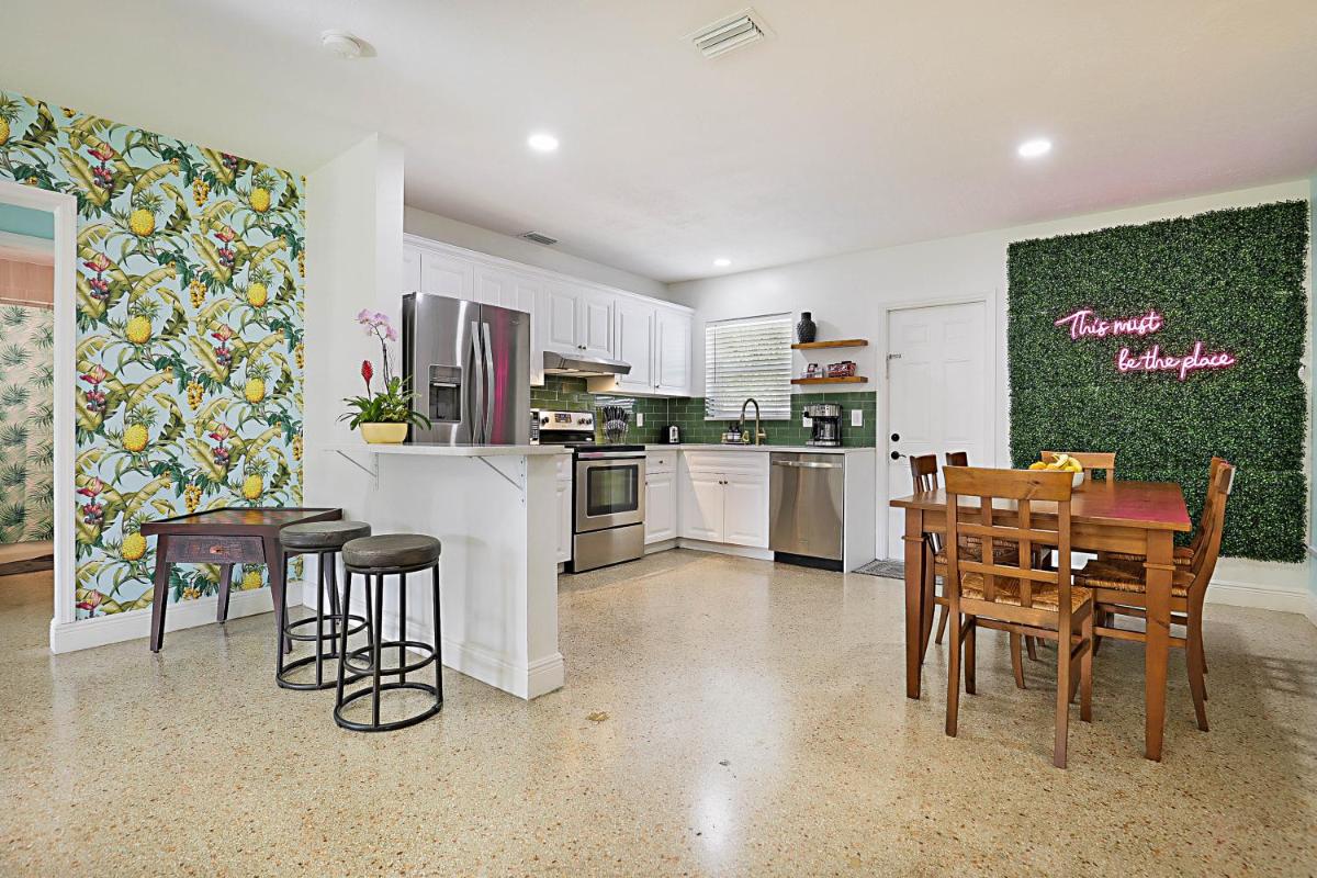 Tropical Escape near Beach! Tons of parking! view 4