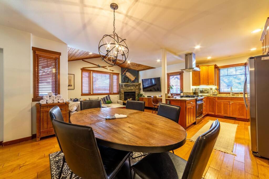 Luxury Townhome, Walk to the Village, Wifi, Private Spa & Garage view 2