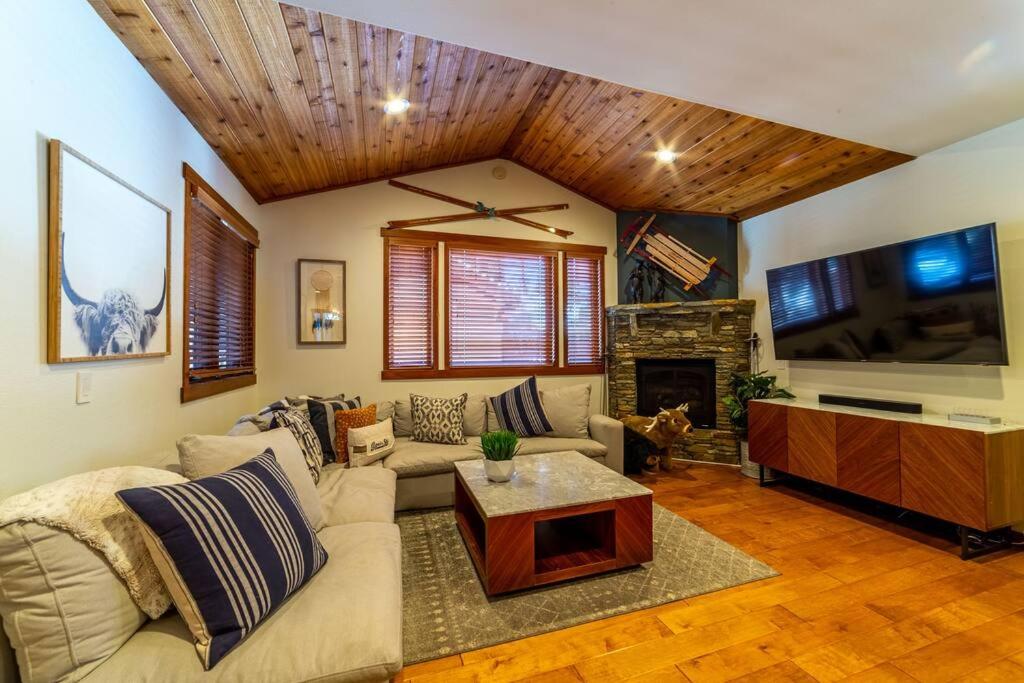 Luxury Townhome, Walk to the Village, Wifi, Private Spa & Garage view 3