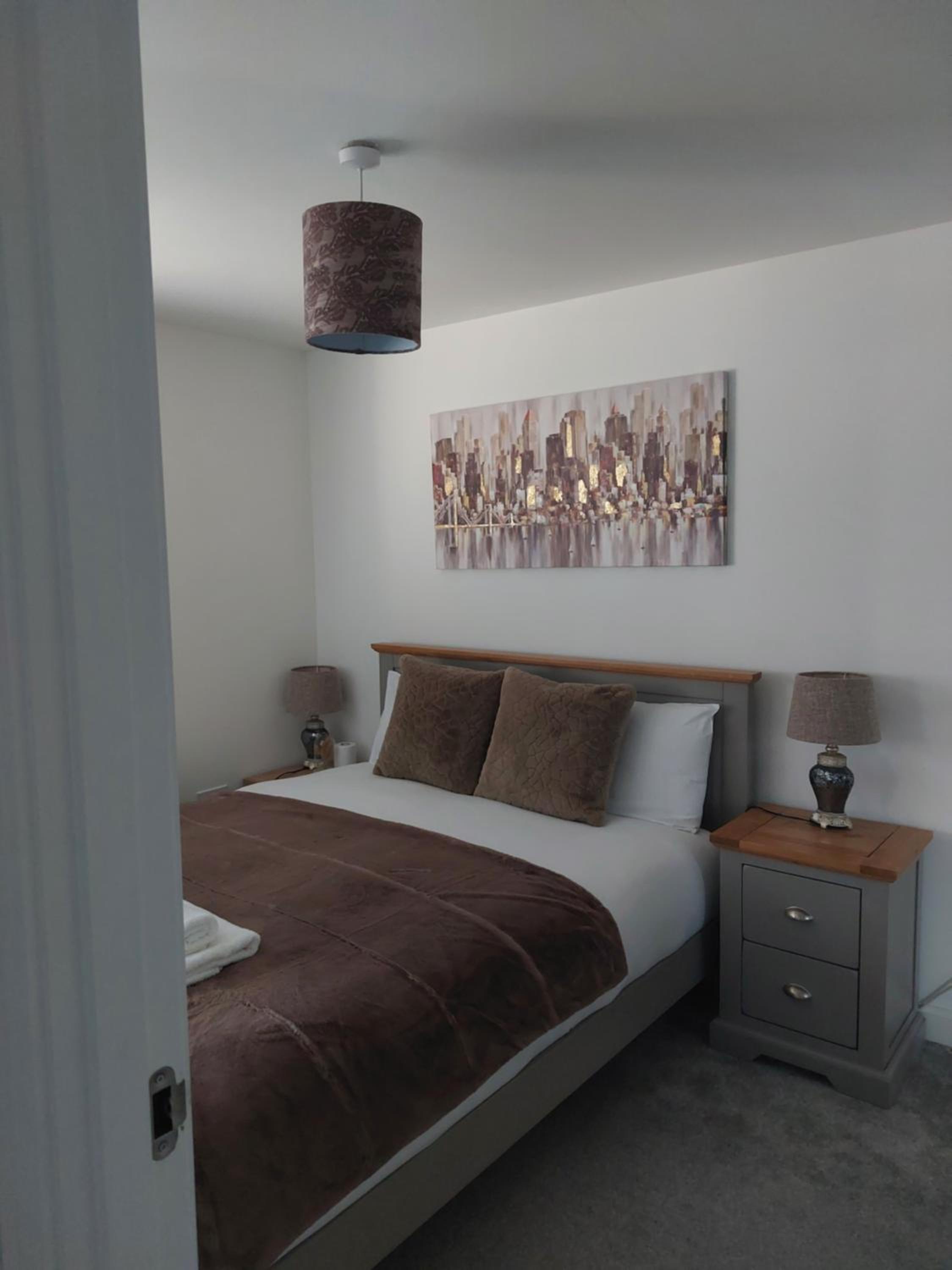 Beautiful 4-Bedroom House with Private Garden & Parking view 4