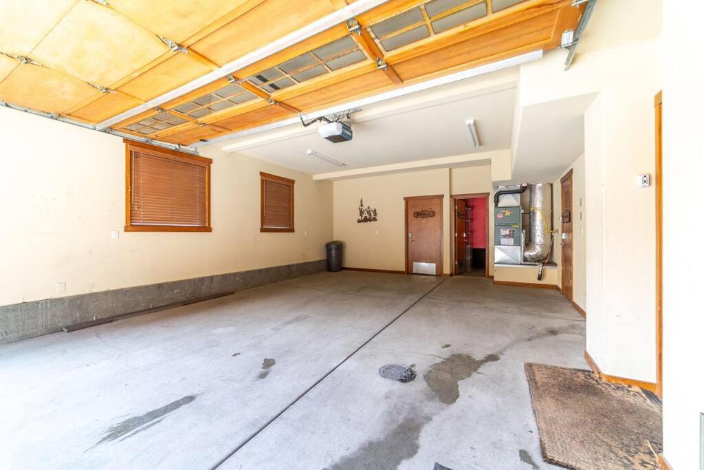 Luxury Townhome, Walk to the Village, Wifi, Private Spa & Garage view 5