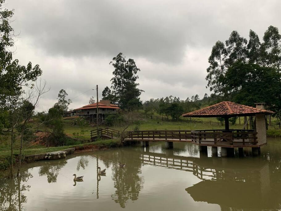 SÍTIO CANTINHO DO SOSSEGO, Casa de campo, pescaria, lareira, jogos de bilhar, area gourmet etc