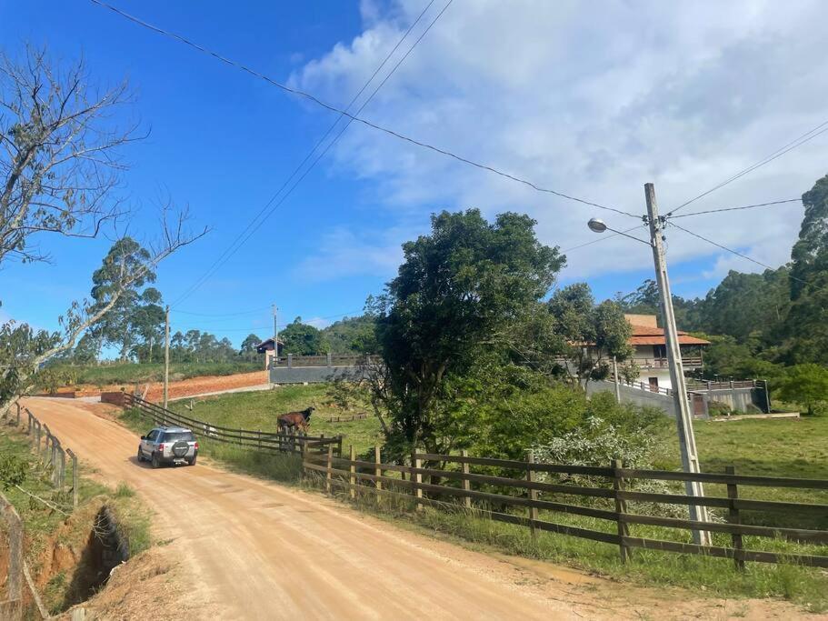 SÍTIO CANTINHO DO SOSSEGO, Casa de campo, pescaria, lareira, jogos de bilhar, area gourmet etc