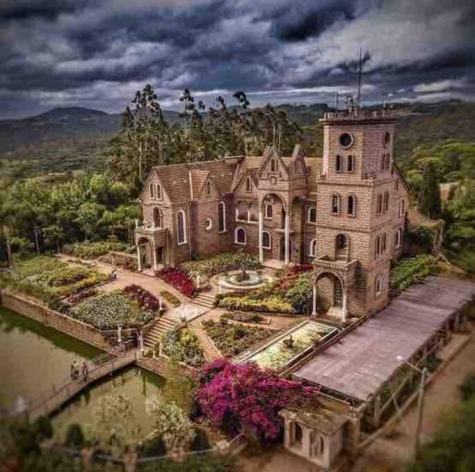 SÍTIO CANTINHO DO SOSSEGO, Casa de campo, pescaria, lareira, jogos de bilhar, area gourmet etc