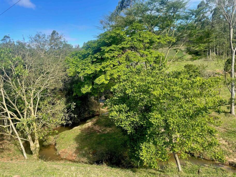 SÍTIO CANTINHO DO SOSSEGO, Casa de campo, pescaria, lareira, jogos de bilhar, area gourmet etc