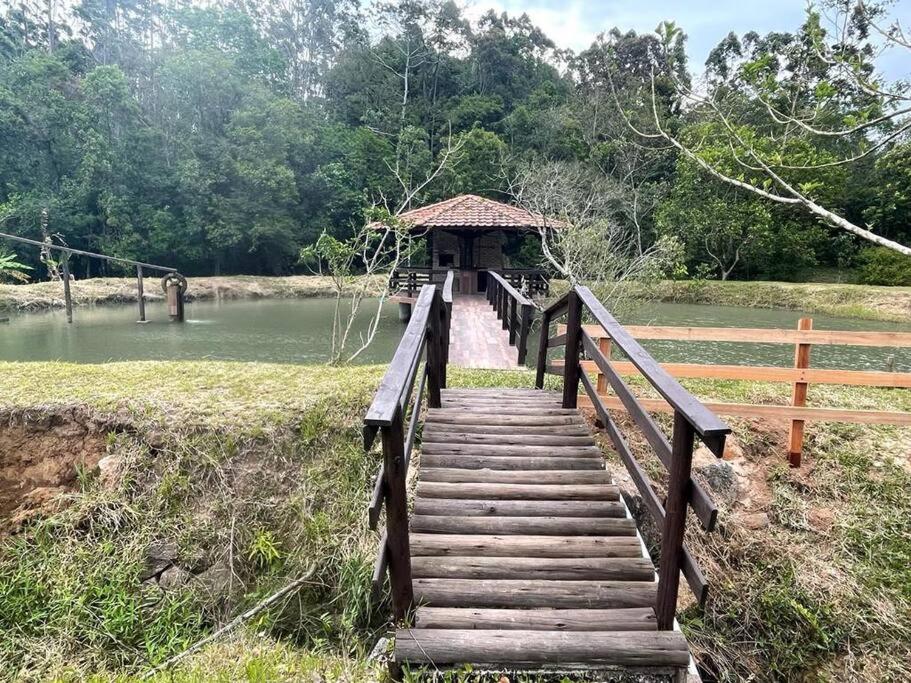SÍTIO CANTINHO DO SOSSEGO, Casa de campo, pescaria, lareira, jogos de bilhar, area gourmet etc
