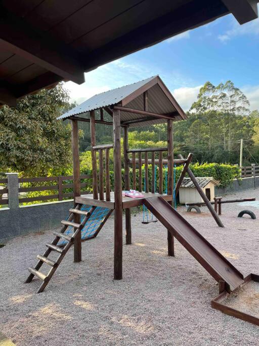 SÍTIO CANTINHO DO SOSSEGO, Casa de campo, pescaria, lareira, jogos de bilhar, area gourmet etc