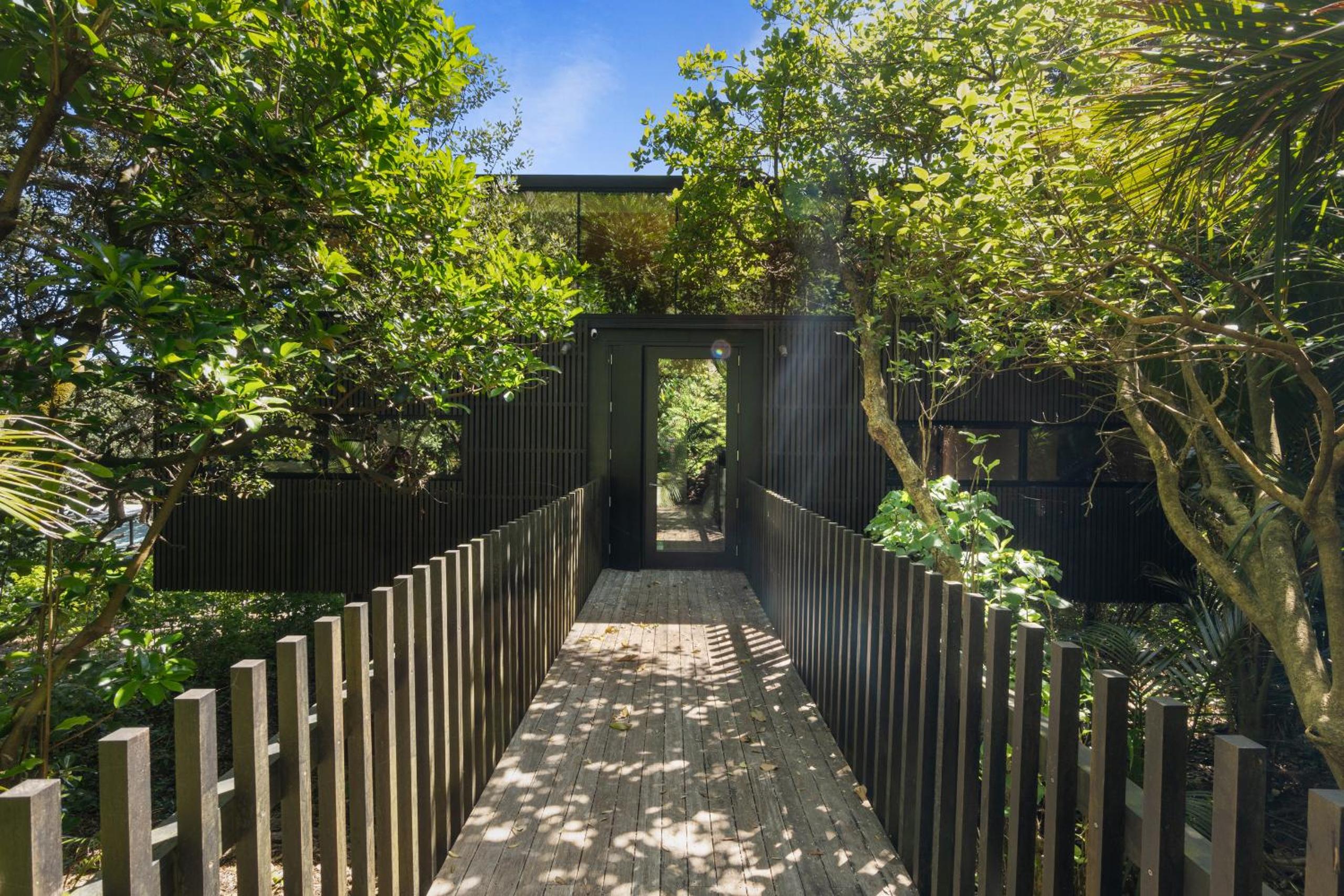 Kawakawa House - Piha Holiday Home view 2