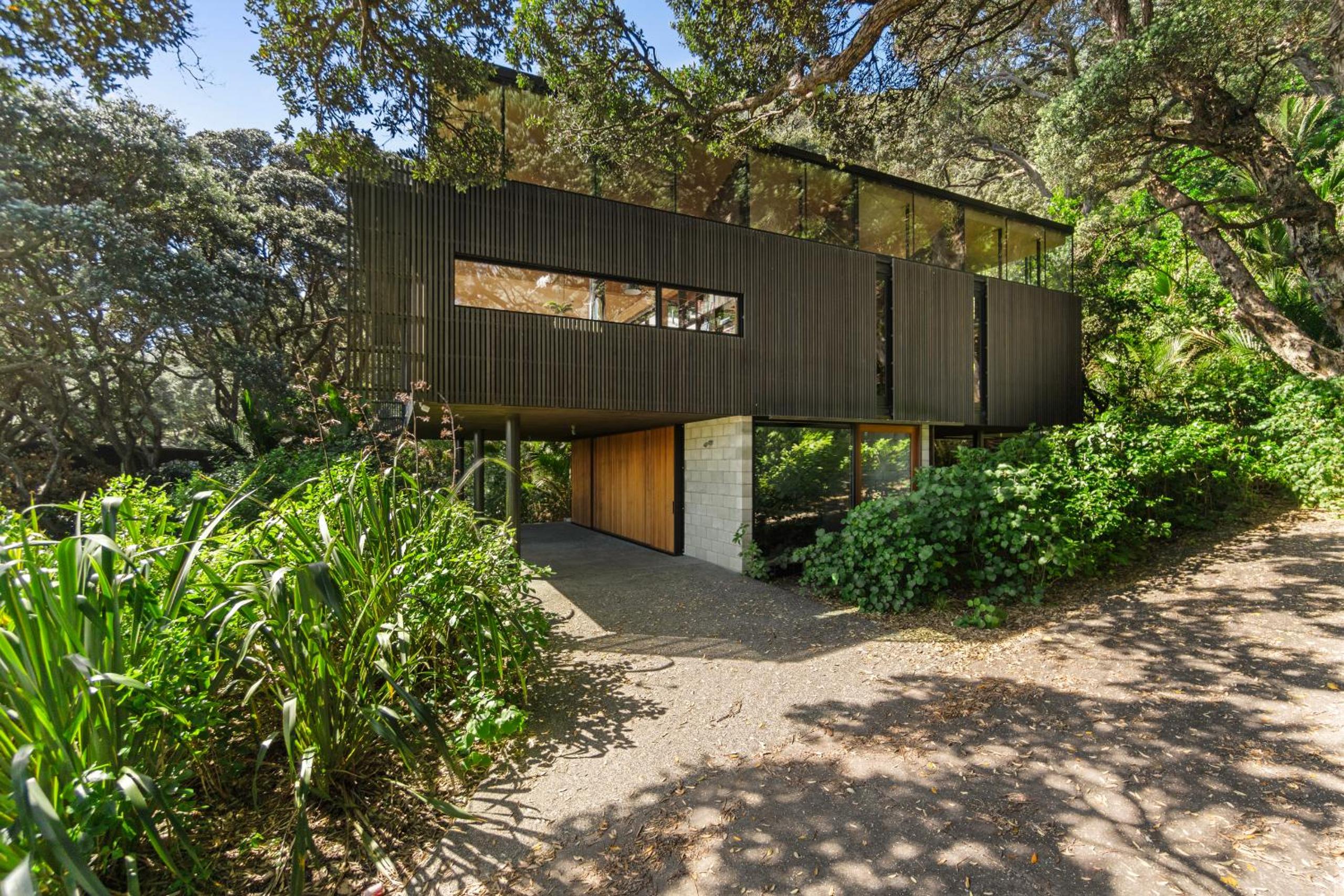 Kawakawa House - Piha Holiday Home view 5