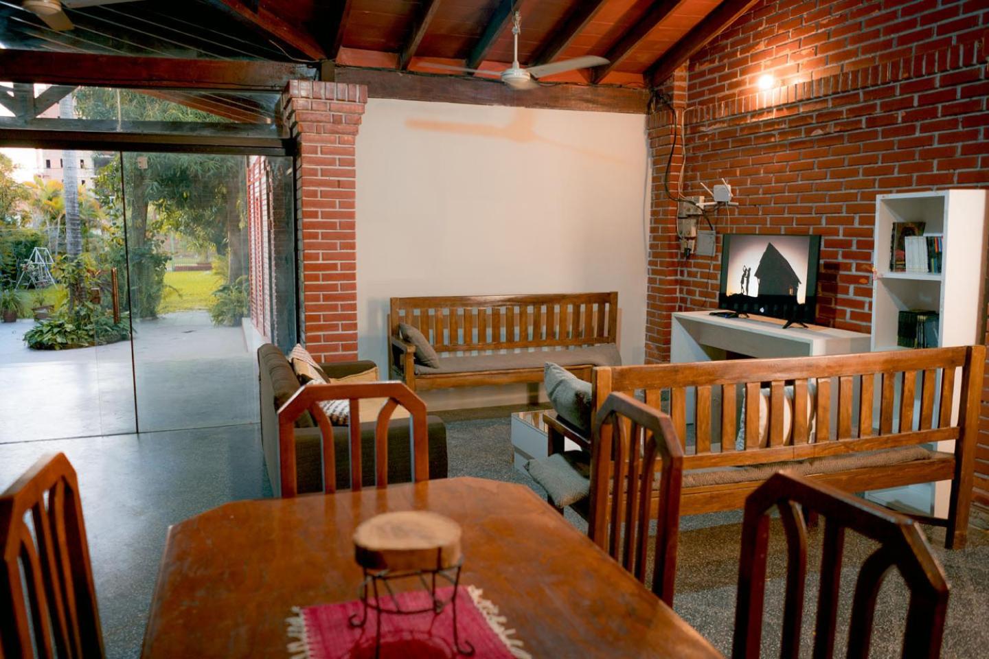 Country house, friends, meetings, well connected view 5