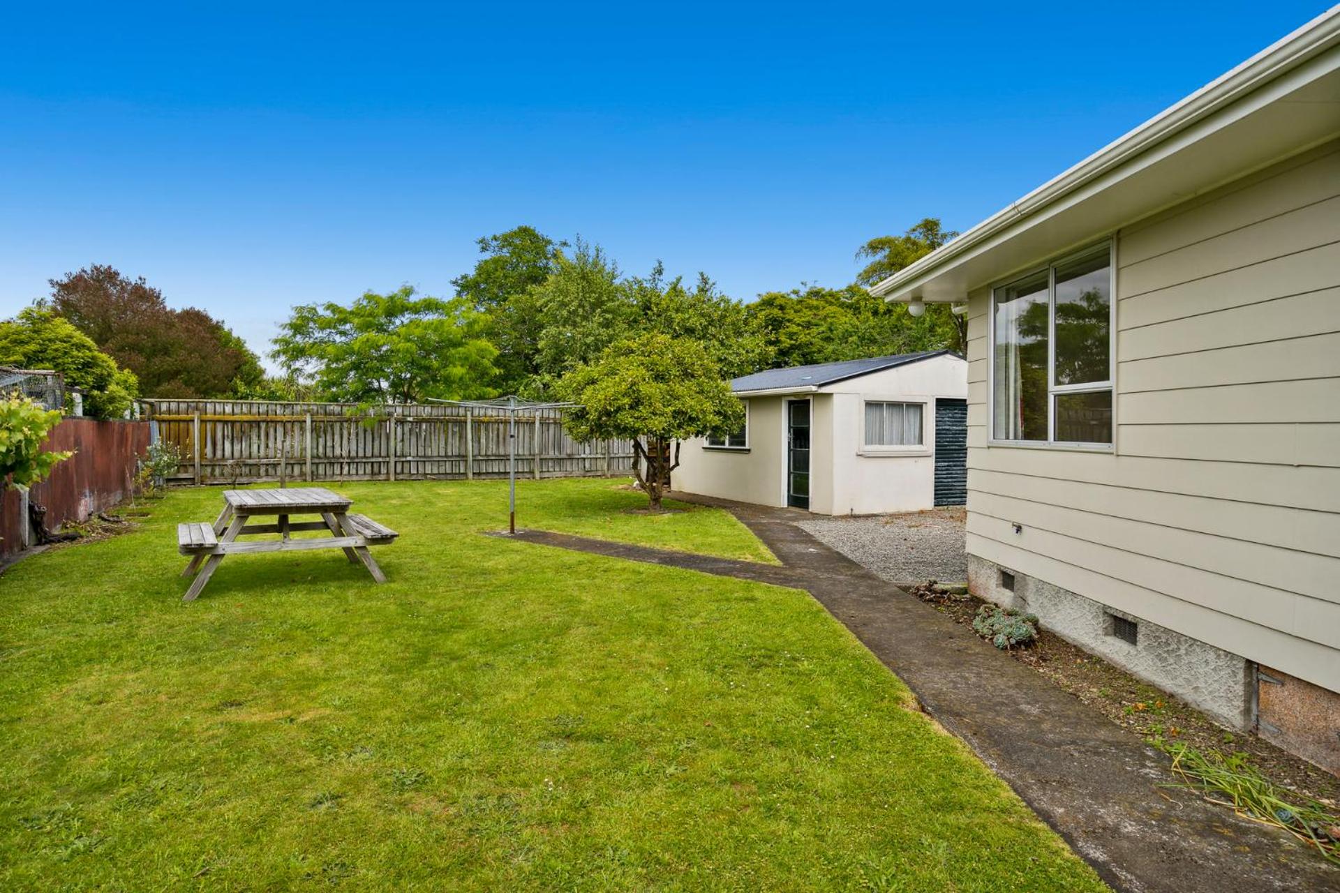 Green Grove - Carterton Holiday Home view 4