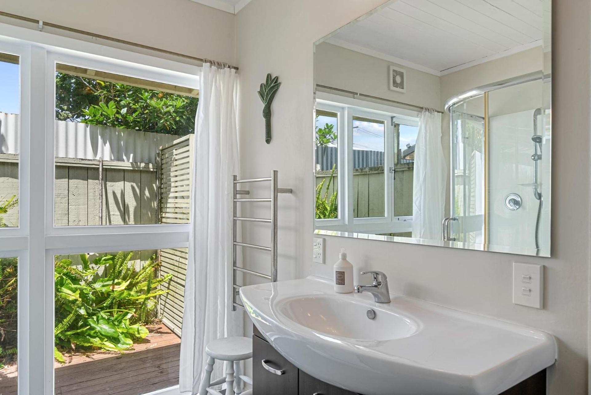 Tutere Treasure - Waikanae Holiday Home