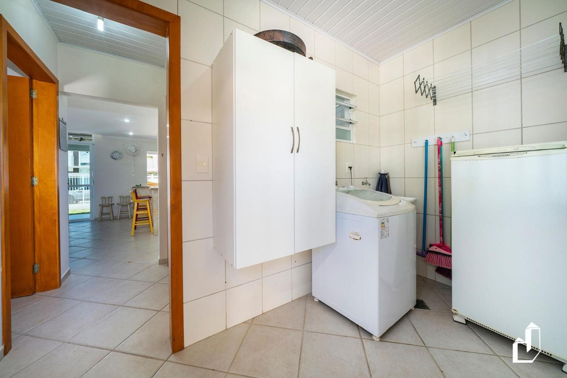 Casa com 05 dormitórios ideal as férias na praia