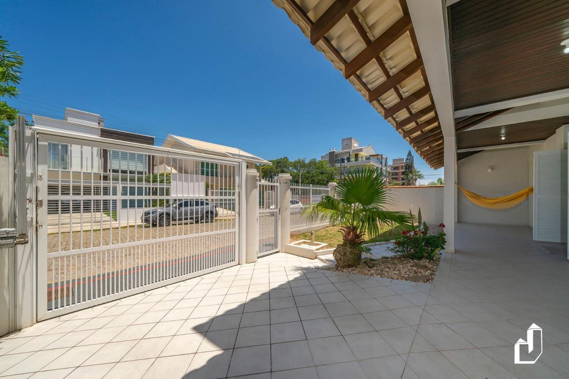 Casa com 05 dormitórios ideal as férias na praia