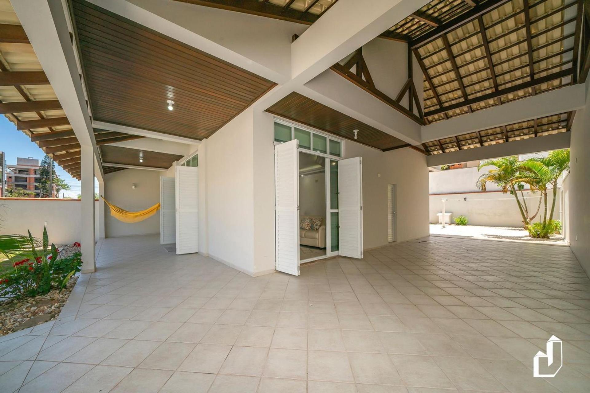 Casa com 05 dormitórios ideal as férias na praia