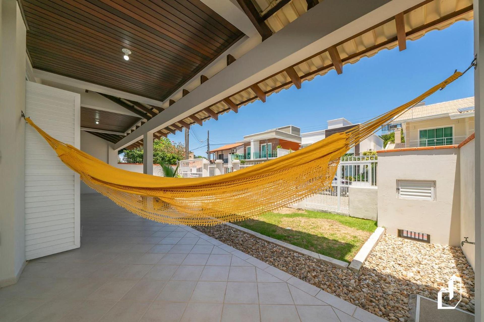 Casa com 05 dormitórios ideal as férias na praia