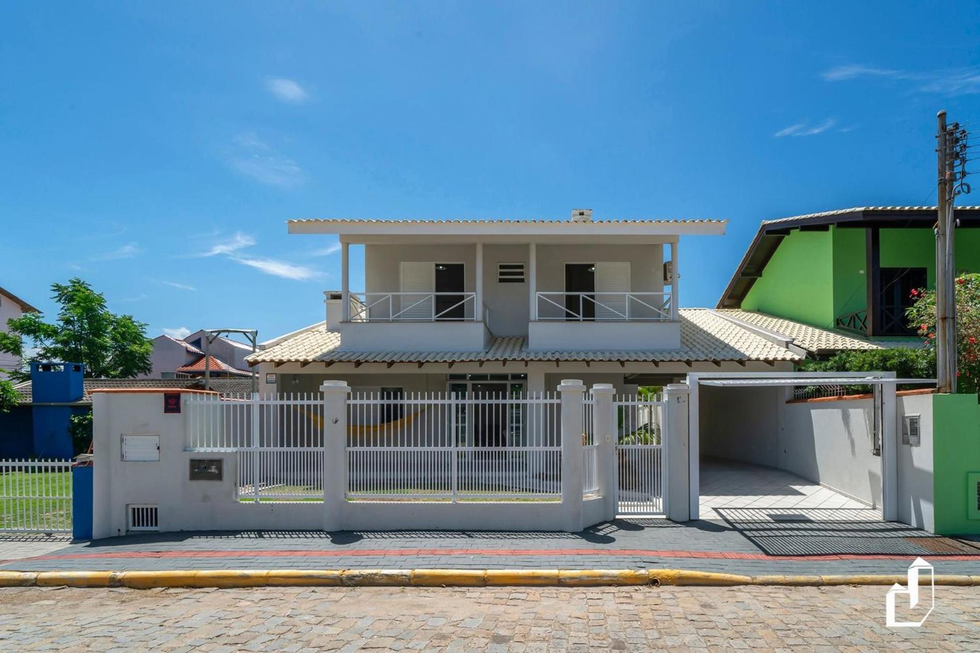 Casa com 05 dormitórios ideal as férias na praia