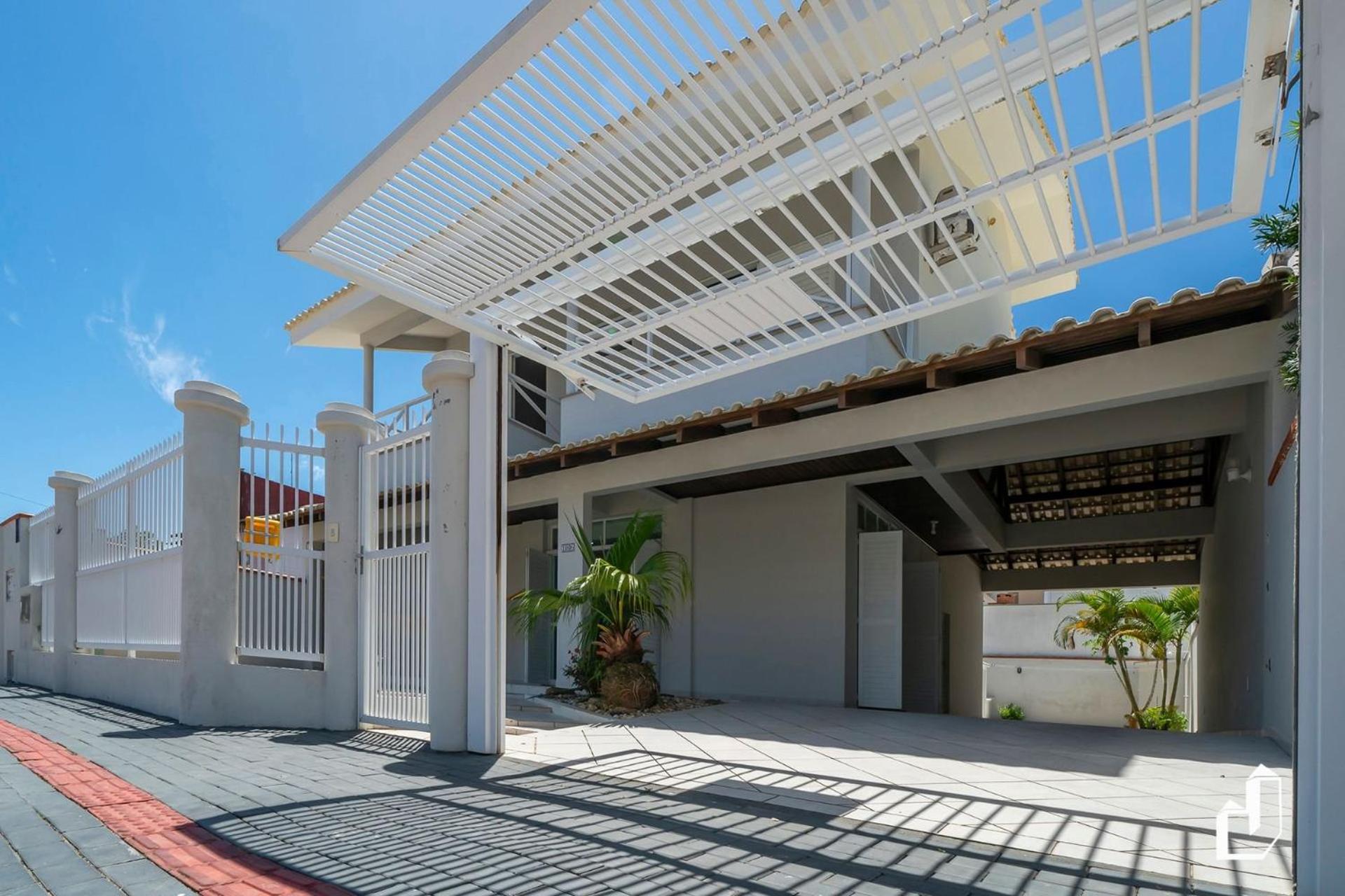 Casa com 05 dormitórios ideal as férias na praia